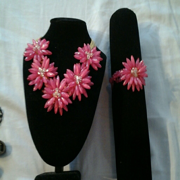 PINK FLOWER  NECKLACE & BRACELET SET