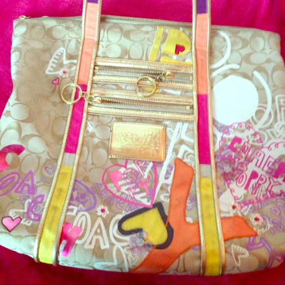 Super RARE  Coach poppy graffiti appliqué tote😍😍