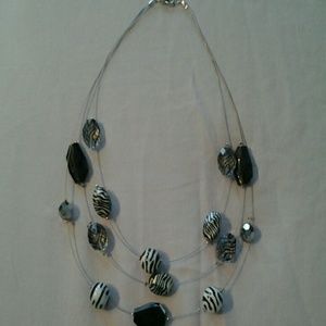 STUNNING BLACK & WHITE NECKLACE