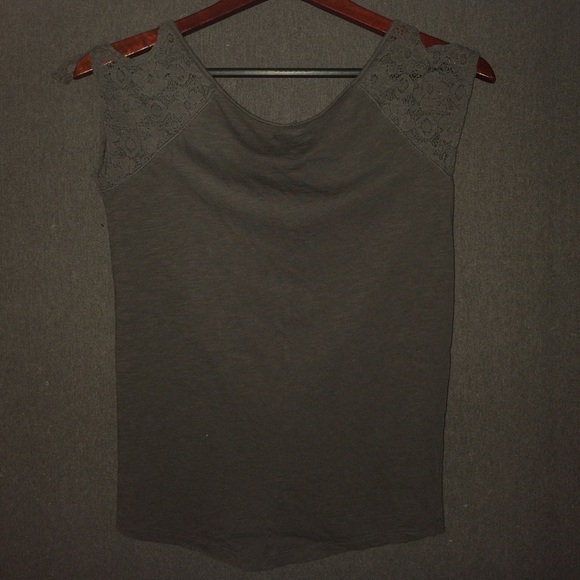 Grey top, lace sleeves. - Picture 2 of 3