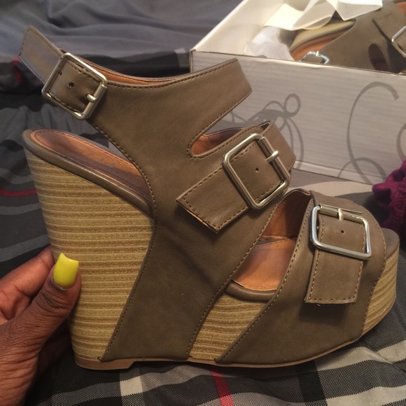 Wedge heels - Picture 1 of 1