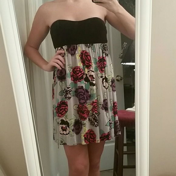 Strapless dress with flower bottom