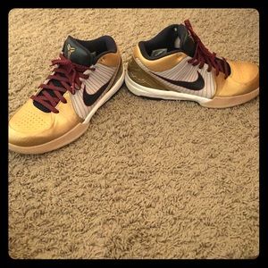 NIKE ZOOM KOBE IV- GOLD METAL GAME