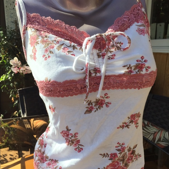 Charlotte Russe Tops - Floral Top with Lace 💐