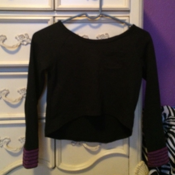 A sweater - Picture 1 of 3