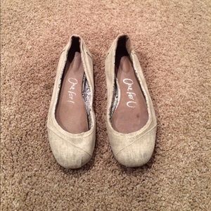 ✨MAKE AN OFFER✨ TOMS: Canvas/Cream Flats