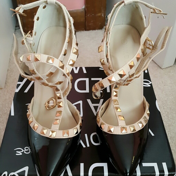 Diva lounge (look like valentino high heel shoes)