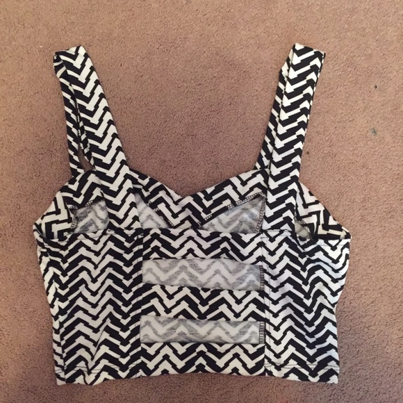 Zig Zag B&W Crop Top - Picture 2 of 3