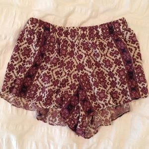 BRANDY MELVILLE patterned shorts