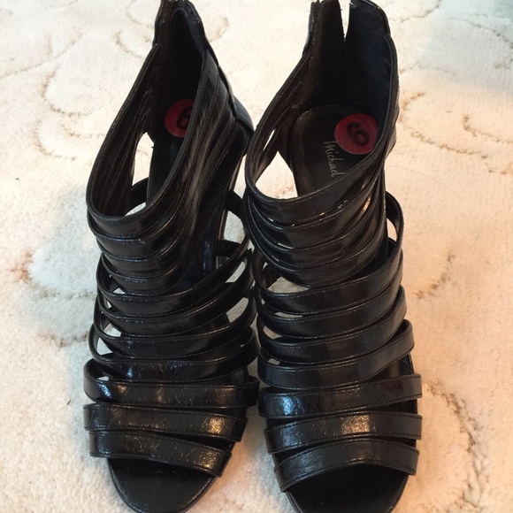 Black strap heel zip up back - Picture 2 of 3