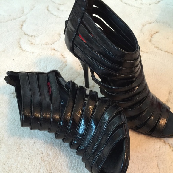 Black strap heel zip up back - Picture 3 of 3