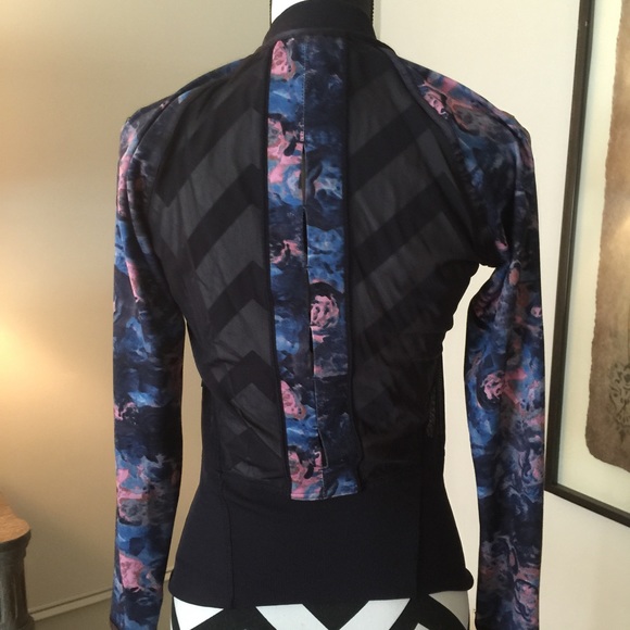 lululemon athletica Sweaters - lululemon zip-up! Perfect condition barely worn💋