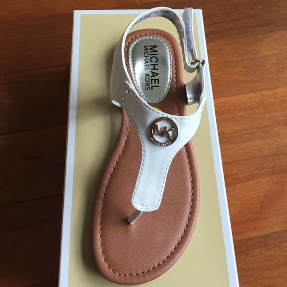 SOLD🚫Little girls Michael Kors sandals - Picture 2 of 4