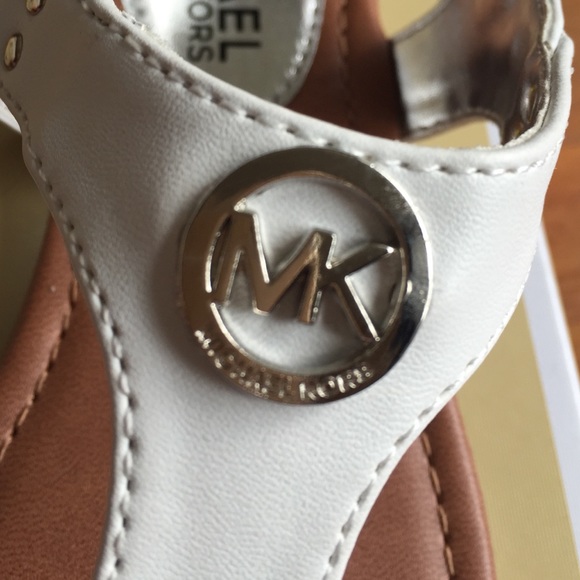 SOLD🚫Little girls Michael Kors sandals - Picture 3 of 4