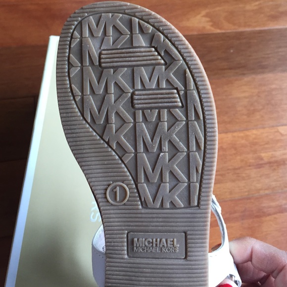 SOLD🚫Little girls Michael Kors sandals - Picture 4 of 4