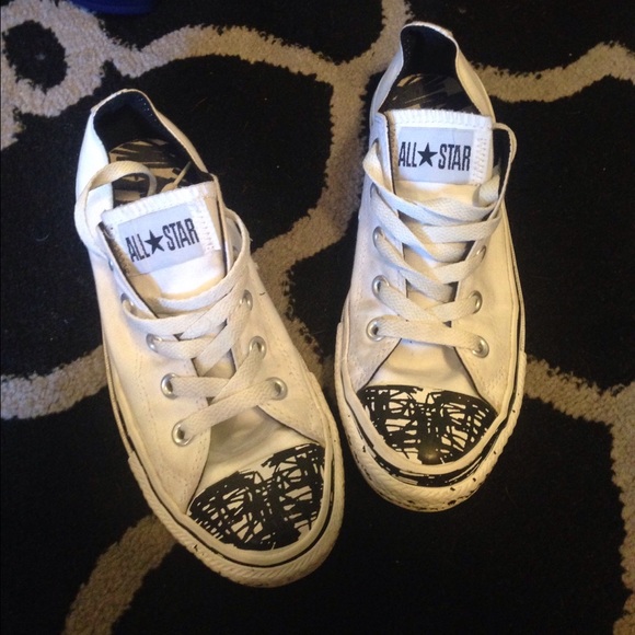 White converse low tops