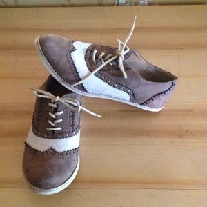 Sugar Oxfords size 9 / Brogues in Tan and Cream