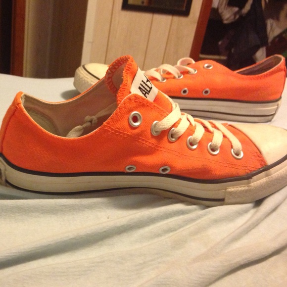 BRIGHT ORANGE CONVERSE!