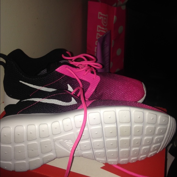 Nike roshes never worn !! - Picture 2 of 2
