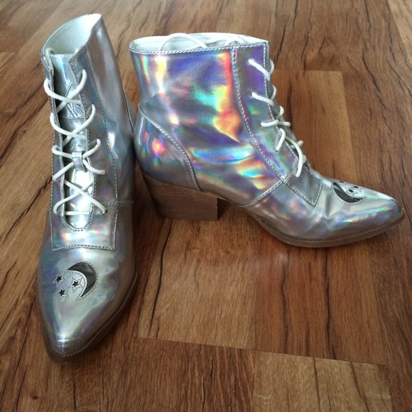 🚫SOLD🚫 Silver Holographic YRU Aura Boots 🎀 - Picture 2 of 4