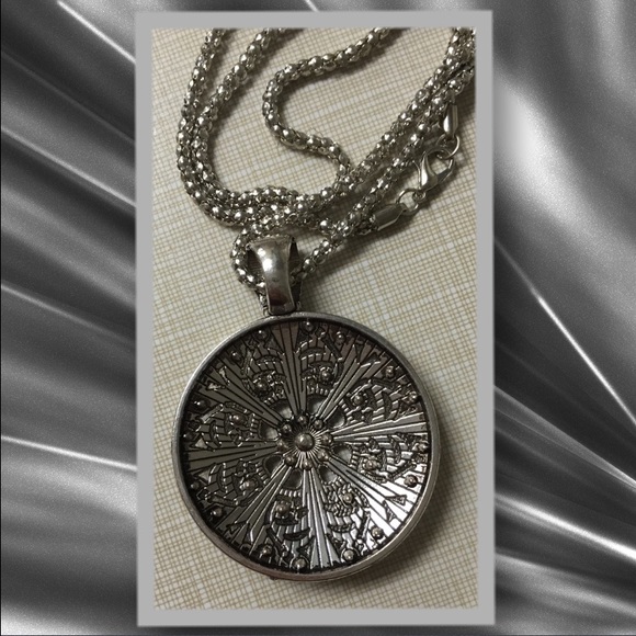 Medallion necklace - Picture 2 of 3