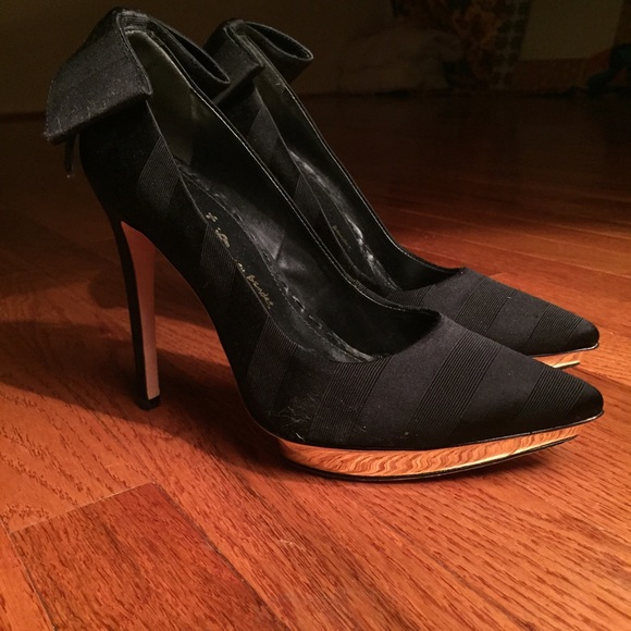 Alice + Olivia black and gold pumps