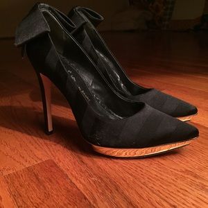 Alice + Olivia black and gold pumps