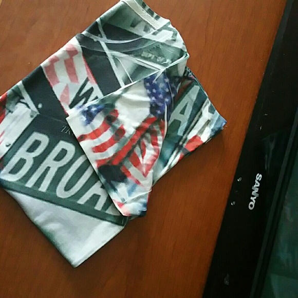 Small Graphic V Neck - Picture 1 of 3