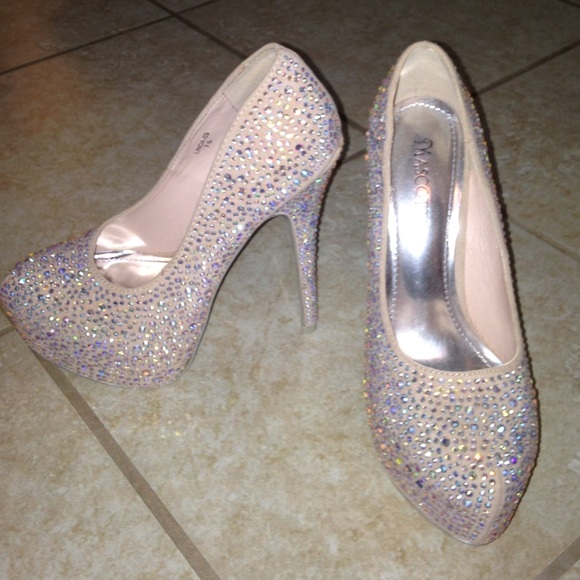 7.5 nude formal heals