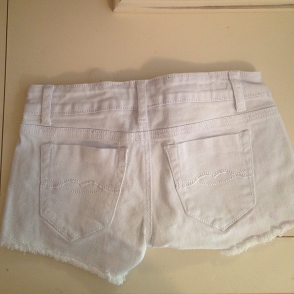 Cute white jean shorts - Picture 2 of 2