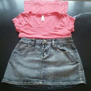 Nice jean skirt outfit.