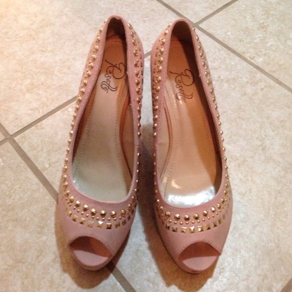 Soft pink wedge size 7 1/2