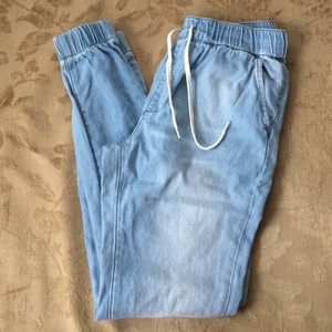 LIGHT WASH JOGGER JEANS