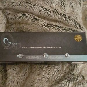 Brand new flat iron!!