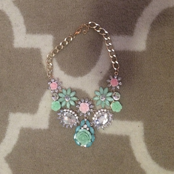 💋FINAL PRICE DROP💋Pastel Bib Necklace