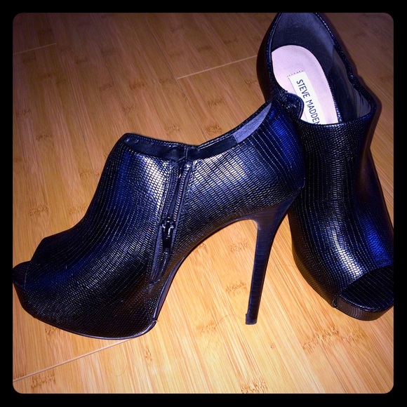 Steve Madden open toe black leather booties