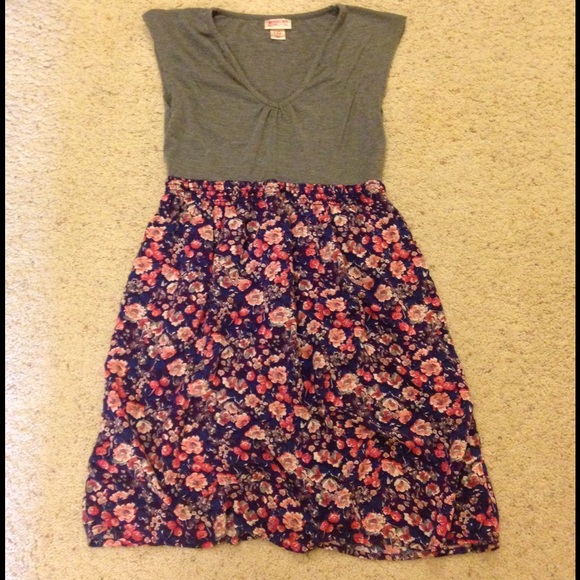 Cute sundress. XS but fits more like regular small