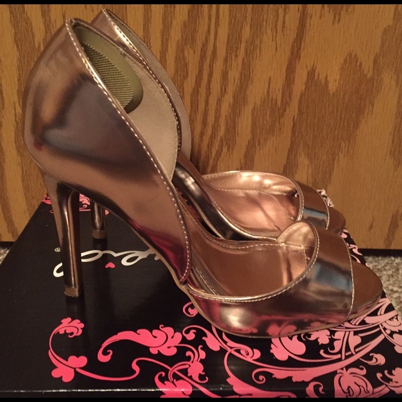 CHAMPAGNE GOLD HEELS