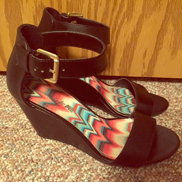 BLACK ANKLE STRAP WEDGES