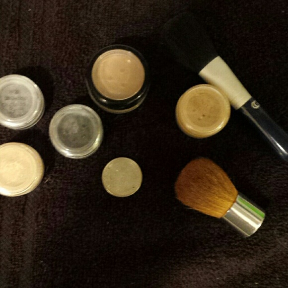 Mineral make up and 2 brushs