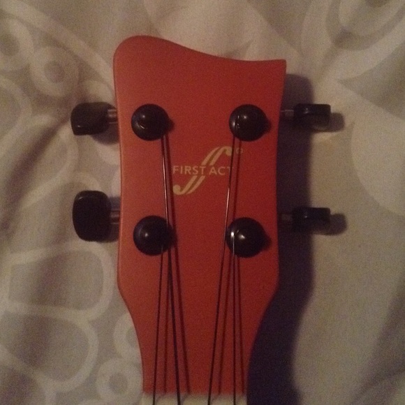 Ukulele - Picture 1 of 3