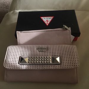 Guess pink gloss wallet ❗️❗️❗️❗️❗️❤️❤️❤️
