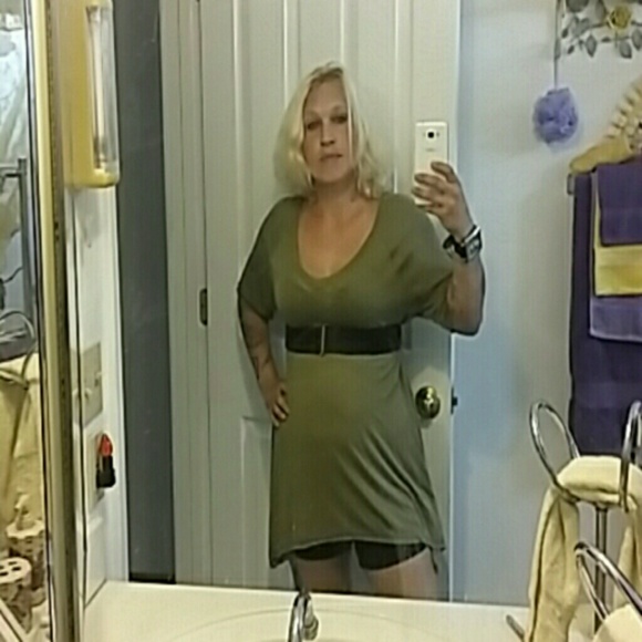 Easel maternity style top