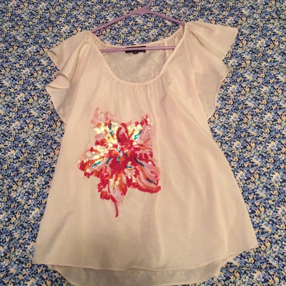 Boutique style I vory top with sequined flower