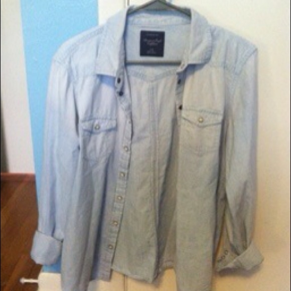 Comfy American Eagle Denim Button Down Shirt