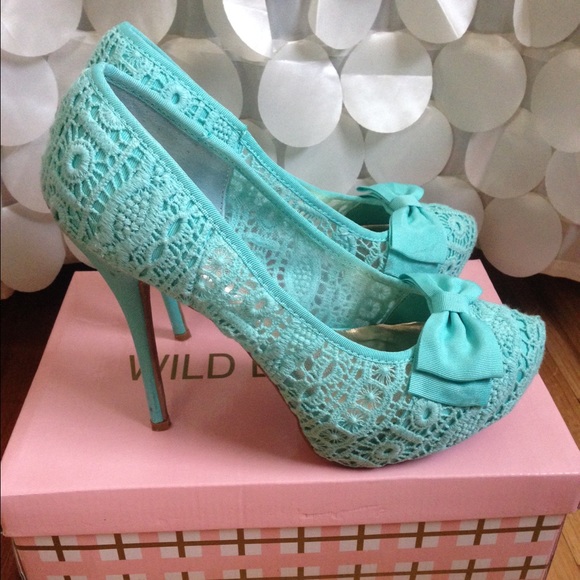 Mint cotton lace heels. Size 7.5. Fit an 8.