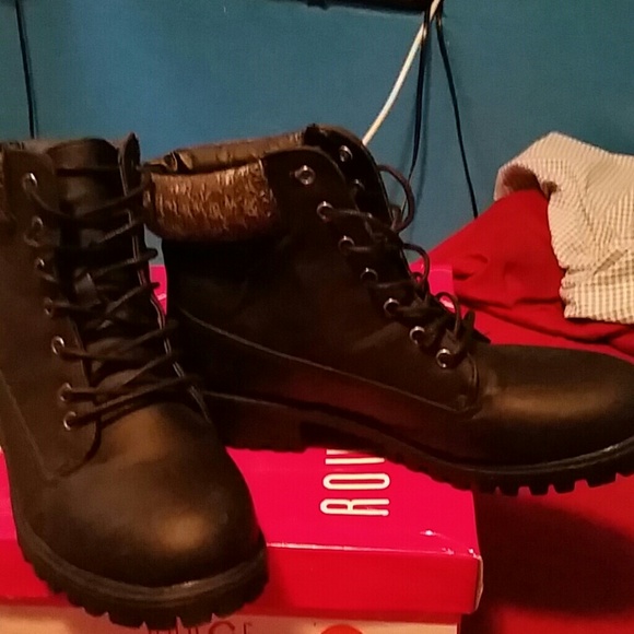 Black winter boots