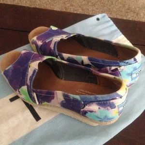 Tom's Blue Floral Wedges