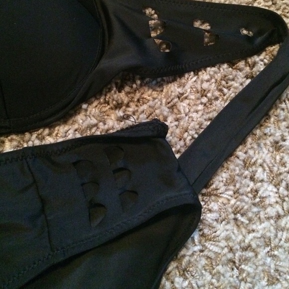 Black padded bikini - Picture 2 of 4