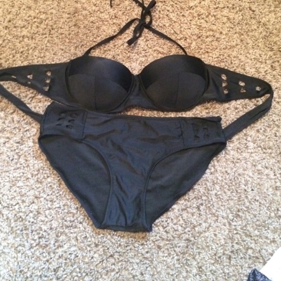 Black padded bikini - Picture 4 of 4
